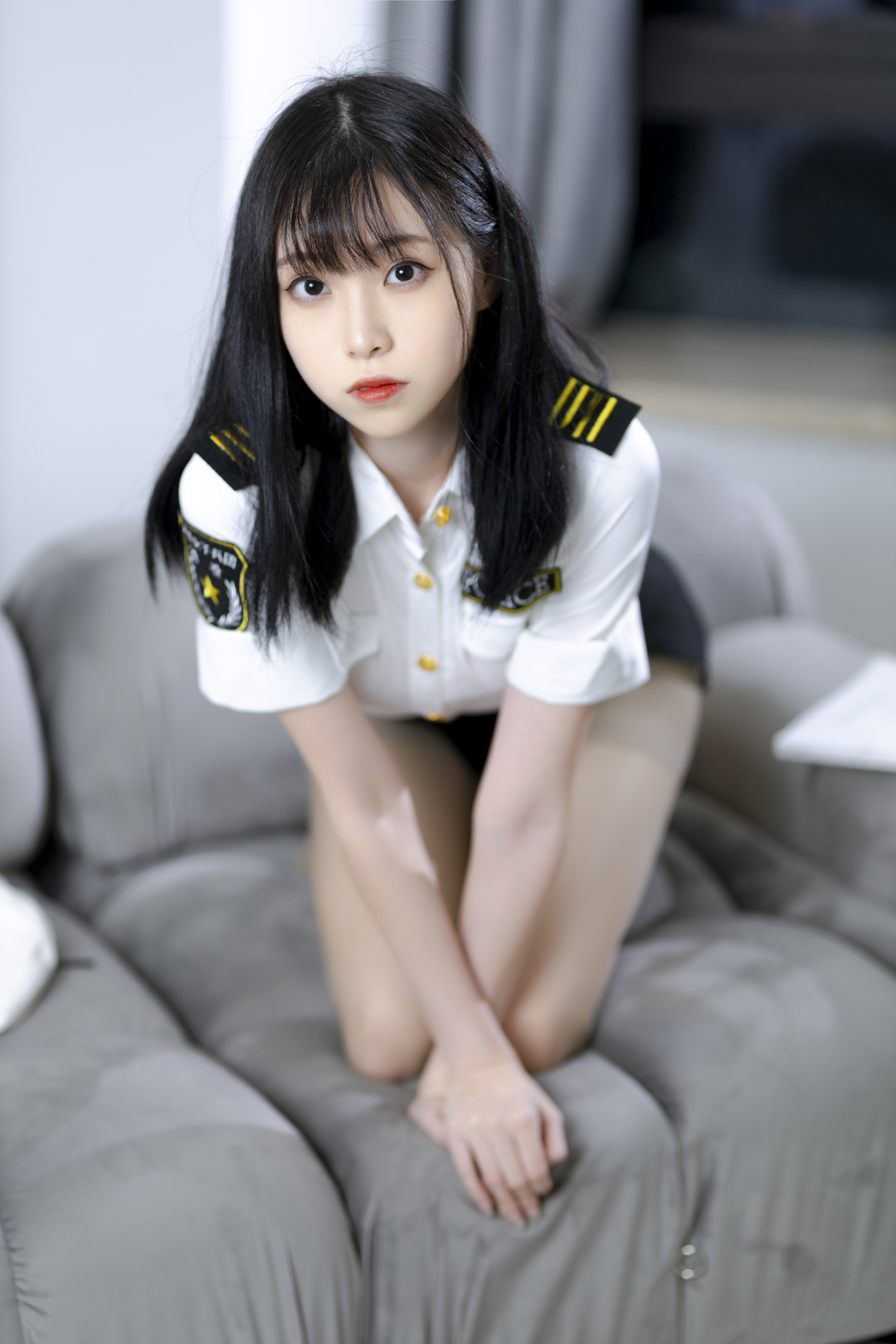 清新美少女许岚LAN《灰丝制服》美腿诱惑，性感风格心动不已-爱看兔